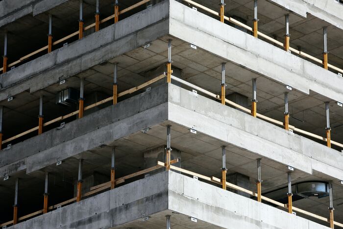 Las promotoras empiezan a parar obras por los costes de construcción