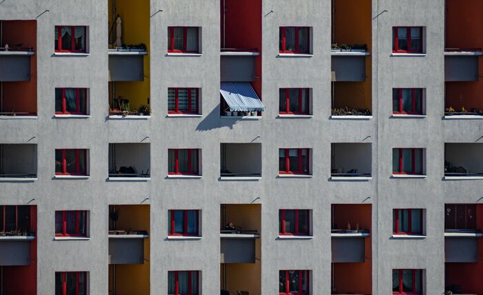 Famílies forçades a deixar habitatges d'emergència demanen temps a l'Ajuntament de Girona per no quedar-se al carrer