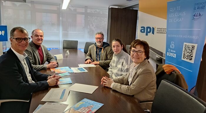 El Colegio API entrega 3.000 euros a la Fundación El Rusc